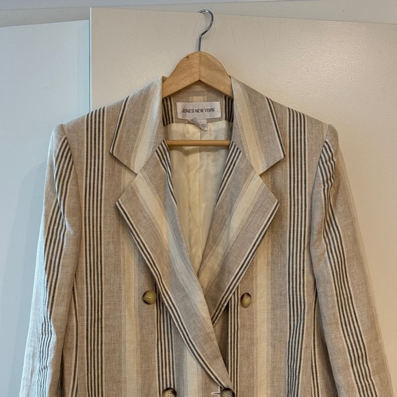 Jones New York Jackets & Blazers - Vintage 100% Linen Double Breasted Blazer in Oat, size 8 by Jones New York